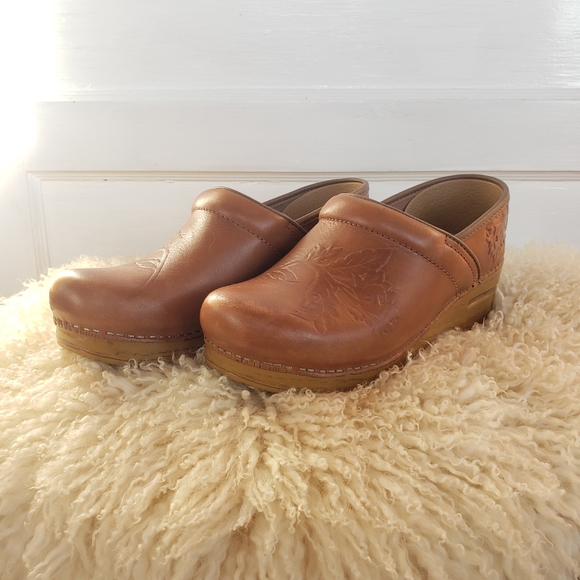 🌟SEE NEW LISTING🌟HP!🌾Limited Edition☆Dansko Honey Clogs☆Floral Embossed☆EU39- - Picture 9 of 16